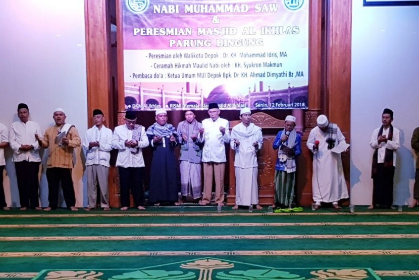 Walikota Depok Idris Abdul Somad meresmikan Masjid Al Ikhlas Parungbingung, Depok, Senin (12/2).