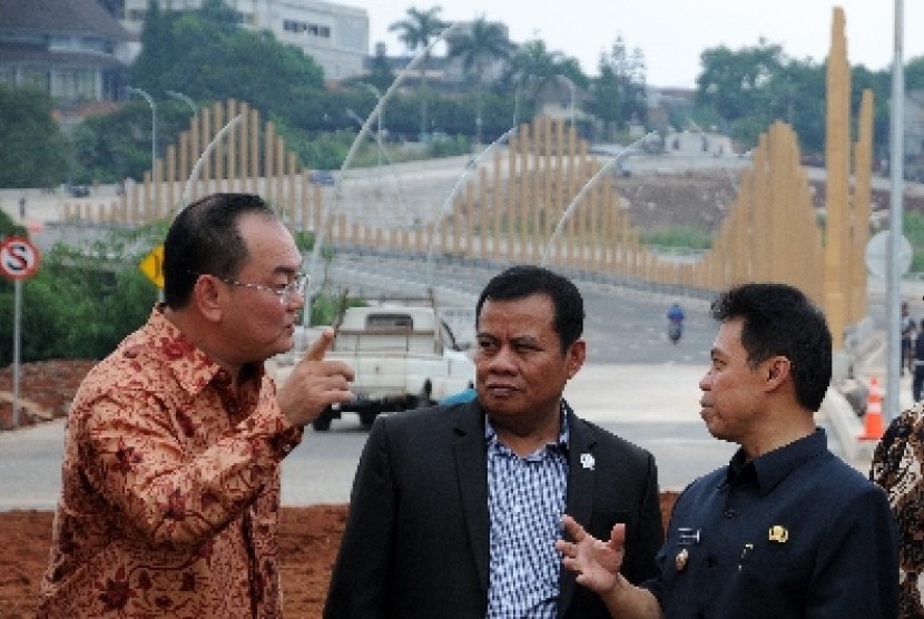 Walikota Depok Nur Mahmudi Ismail (kanan) berbincang bersama Ketua DPRD Tangerang Selatan Moch. Ramlie (tengah) dan CEO Wiraland Property Group Michael Wirawan (kiri) saat peresmian Jalan Penghubung Cinere-Pondok Cabe di Depok, Jawa Barat, Rabu (25/3). 