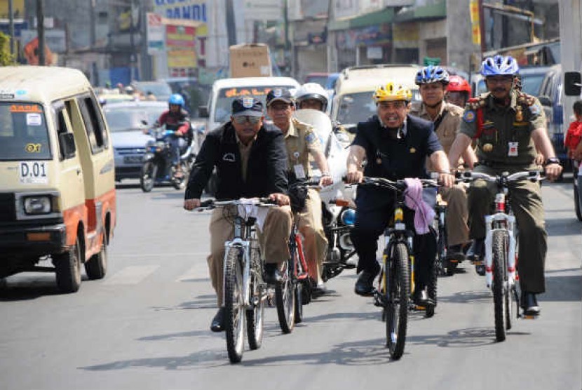 Walikota Depok Nurmahmudi Ismail bersepeda menuju kantor Walikota bersama jajarannya saat melintas di Jalan Arif Rahman Hakim, Depok, Jawa Barat, Selasa (26/6).