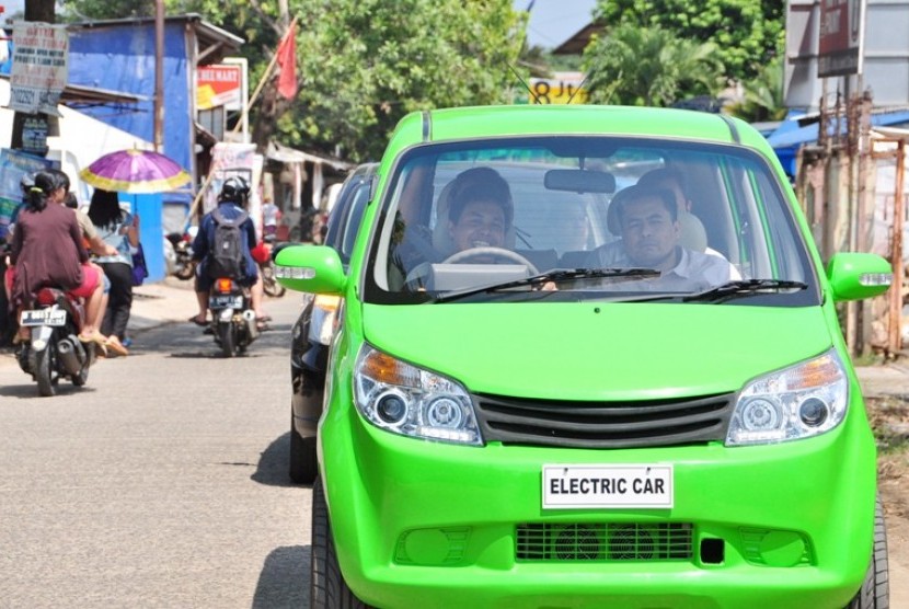 Walikota Depok Nurmahmudi Ismail melakukan test ride mobil listrik saat melintas di jalan Jatimulya, Depok, Jawa Barat, Jum'at (13/7). Mobil listrik ciptaan warga Depok Dasep Ahmadi tersebut di produksi oleh PT. Sarimas Ahmadi Pratama di jalan Jatimulya No