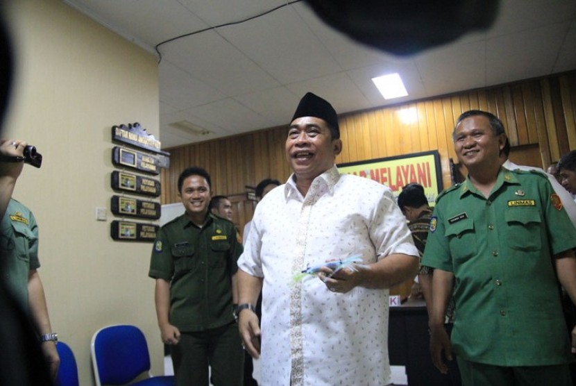 Walikota Gorontalo Adhan Dambea usai diperiksa di ruangan Direktorat reserse kriminal umum Polda Gorontalo, Senin (15/10)