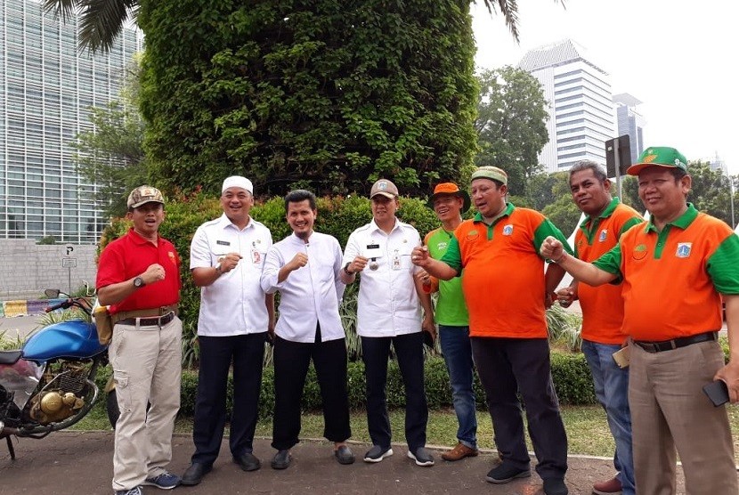 Walikota Jakarta Pusat Bayu Megantara peci putih bersama Kepala Suku Dinas Kebersihan dan Tata Air Pantau Kebersihan Kota Pasca Reuni 212 di Jakarta, Ahad (2/12).