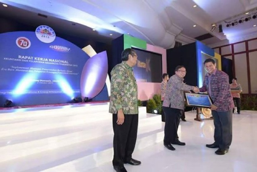 Walikota Kediri Abdullah Abu Bakar (kanan) menerima Penghargaan Wajar Tanpa Pengecualian (WTP) untuk Laporan Keuangan Pemerintah Daerah (LKPD) tahun anggaran 2014 dari Menteri Keuangan Bambang PS Brodjonegoro pada acara Rapat Kerja Nasional Akuntansi dan P