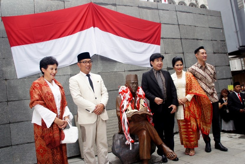 Ridwan Kamil (2 kiri), Ketua Yayasan Soekarno Guruh Soekarno Putra (3 kiri) bersama keluarga Sukarno meresmikan bekas Lapas Penjara Banceuy menjadi Monumen Sukarno Banceuy, Bandung. (Ilustrasi)