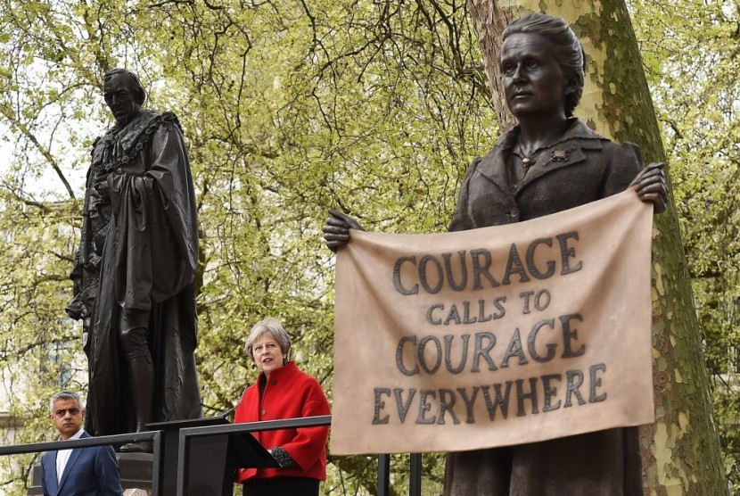 Walikota London, Sadiq Khan, (kiri), melihat ke arah Perdana Menteri Inggris Theresa May saat meresmikan  patung  Millicent Fawcett di Parliament Square di London, Inggris, pada hari Selasa (24/4). 