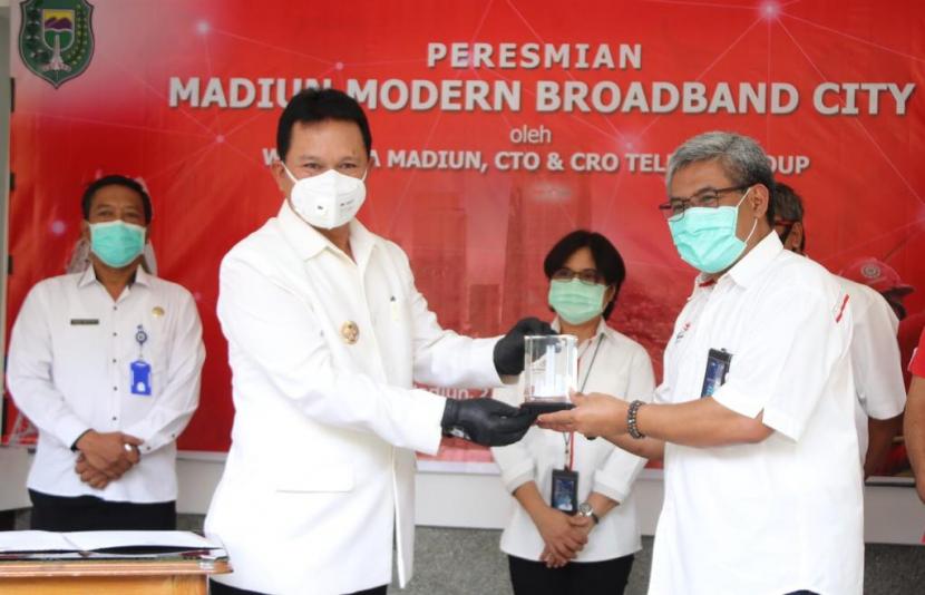 Walikota Madiun Drs H Maidi,  SH, MM,  MPd (kedua dari kiri). Pemerintah Kota (Pemkot) Madiun, Jawa Timur, menganggarkan dana sebesar Rp 15 miliar tahun ini untuk pengembangan program lapak UMKM kelurahan sebagai upaya pemulihan perekonomian yang sempat terpuruk karena pandemi COVID-19.
