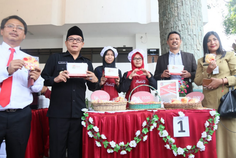  Walikota Malang, Sutiaji (kedua dari kiri) bersama pimpinan UMM dalam Pagelaran Bazar Halal di Universitas Muhammadiyah Malang (UMM), Senin (12/11). 