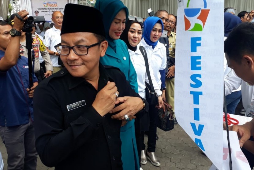 Walikota Malang, Sutiaji meluncurkan e-retribusi pelayanan pasar sekaligus membuka Festival Pasar Rakyat di Pasar Besar Kota Malang, Selasa (13/11).
