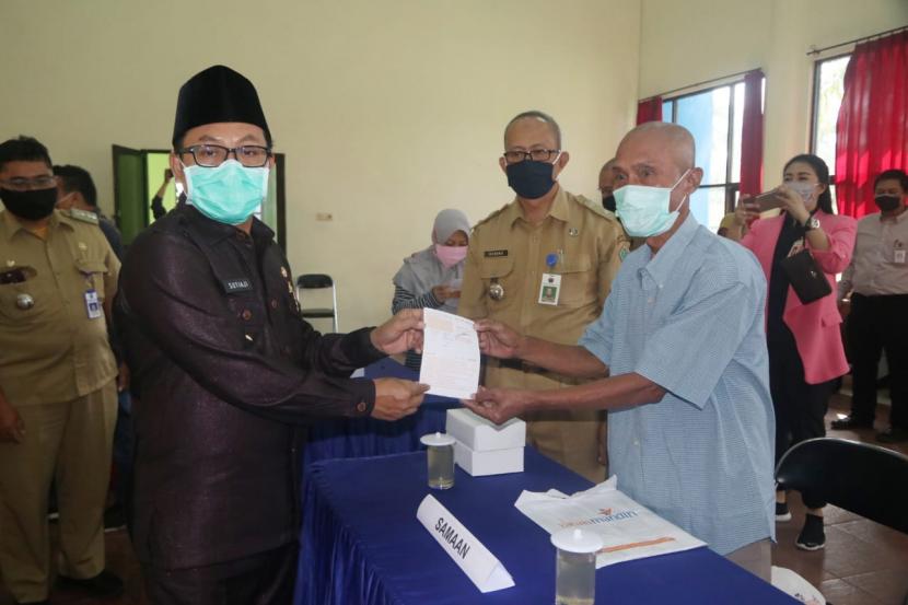 Walikota Malang, Sutiaji secara simbolis menyerahkan bantuan sosial (Bansos) di Kantor Kecamatan Klojen dan Kecamatan Lowokwaru, Selasa (14/4). Bansos warga terdampak Covid