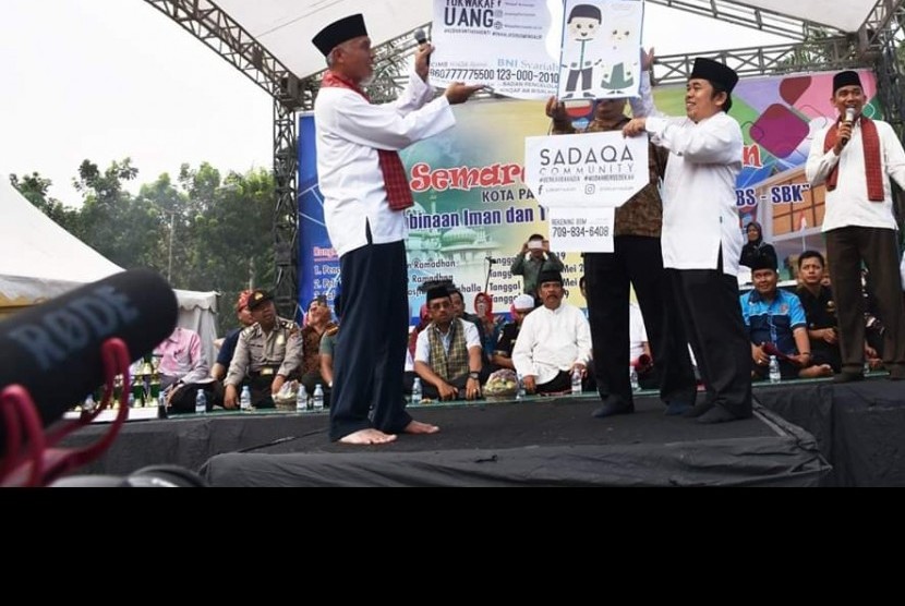 Walikota Padang, Mahyeldi Ansharullah (kiri) dan Ketua Badan Pengelola Wakaf (BPW) Ar Risalah, H  Mulyadi Muslim Lc, MA.