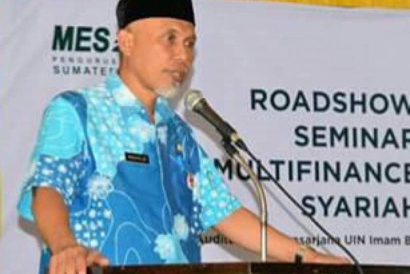 Walikota Padang Mahyeldi Ansharullah memberikan sambutan pada peluncuran  Penyelenggara Ibadah Haji Khusus (PIHK) PT  Armindo Jaya Tour (AJT)  di Padang, Ahad (17/12).  