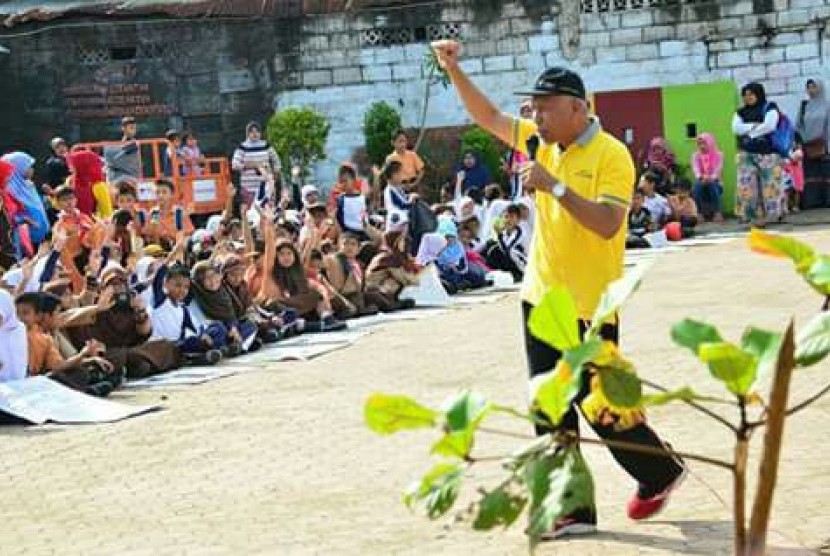 Walikota Padang Mahyeldi Ansharullah mengajak para siswa SD di Padang terapkan pola hidup bersih. 