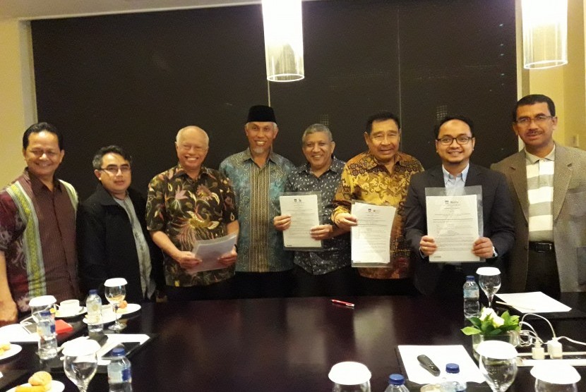 Walikota Padang Mahyeldi menandatangani MoU di bidang pendidikan dan literasi antara Pemkot Padang dengan Yagemi,  Indonesia Bermutu,  Amind dan Maxima, di Jakarta, Selasa (24/10).