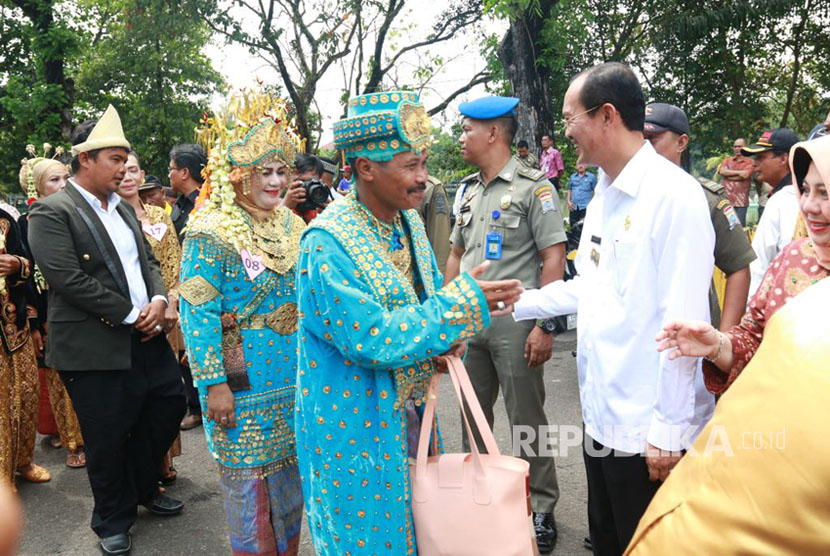  Walikota Palembang Harnojoyo memberikan ucapan selamat kepada 35 pasangan peserta nikah massal.