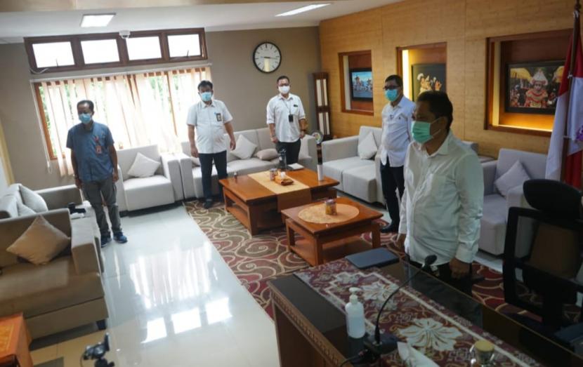 Walikota Rai Mantra didampingi OPD terkait Pemkot Denpasar saat mengikuti webinar Rakernas Akutansi dan Pelaporan Keuangan Pemerintah Tahun 2020 yang dilaksanakan Kementerian Keuangan. Kegiatan ini dibarengi juga penyerahan secara online penghargaan WTP.