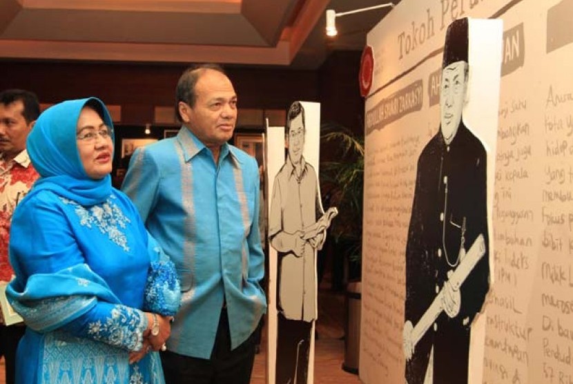 Walikota Sawahlunto Amran Nur bersama isteri, memperhatikan cuttingboard bergambar potret dirinya disela acara Malam Penganugerahan Tokoh Perubahan Republika 2011 di Jakarta, Selasa malam (17/4).