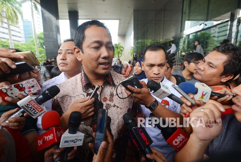 Walikota Semarang Hendrar Prihadi dimintai keterangan oleh media usai menjalani pemeriksaan di Gedung KPK, Jakarta, Selasa (16/2).