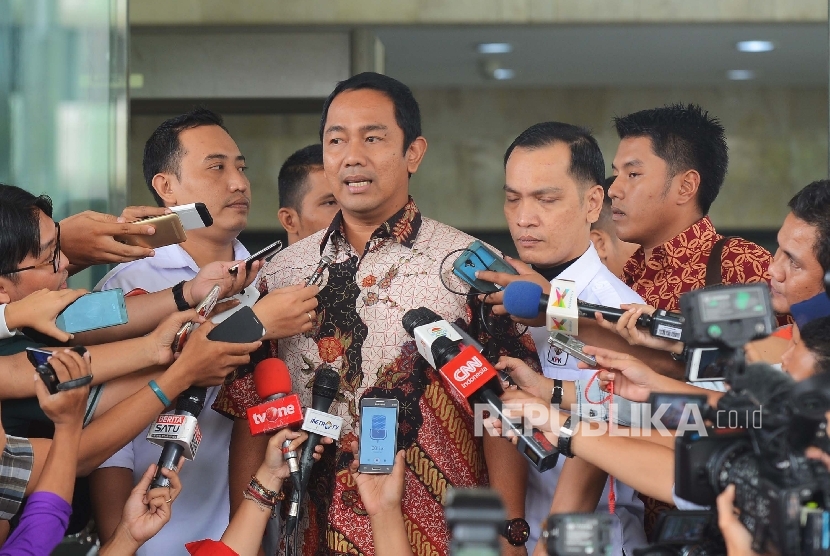 Walikota Semarang Hendrar Prihadi dimintai keterangan oleh media usai menjalani pemeriksaan di Gedung KPK, Jakarta, Selasa (16/2).