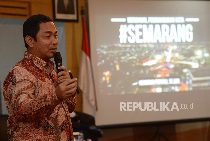 Walikota Semarang Hendrar Prihadi memberikan pemaparan saat menjadi pembicara dalam seminar yang diadakan di Gedung Komisi Pemberantasan Korupsi (KPK), Jakarta, (15/11). 