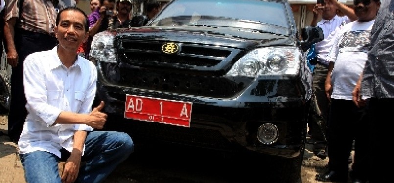 Walikota Solo Joko Widodo berpose dengan Mobil Esemka Rajawali saat tiba di Jakarta, Sabtu (25/2). 