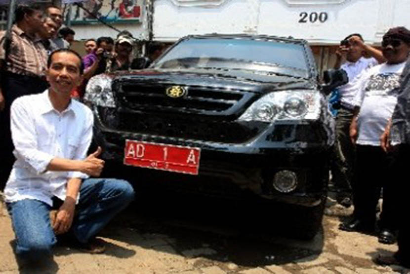 Walikota Solo Joko Widodo berpose dengan Mobil Esemka Rajawali saat tiba di Jakarta, Sabtu (25/2). 