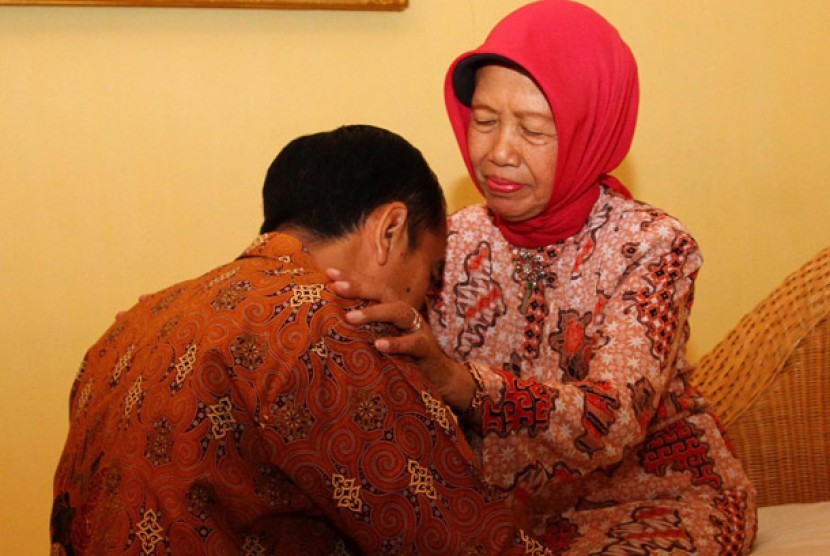 Walikota Solo, Joko Widodo (kiri) sungkem untuk memohon doa restu kepada ibunya/ilustrasi.