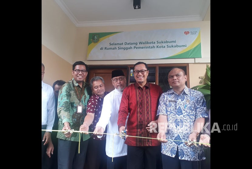 Walikota Sukabumi, Achmad Fahmi dan CEO Rumah Zakat Nur Efendi, meresmikan Rumah Singgah untuk Pasien RSHS asal Kota Sukabumi yang banyak tak menuntaskan pengobatan karena kesulitan mencari tempat tinggal sementara. 
