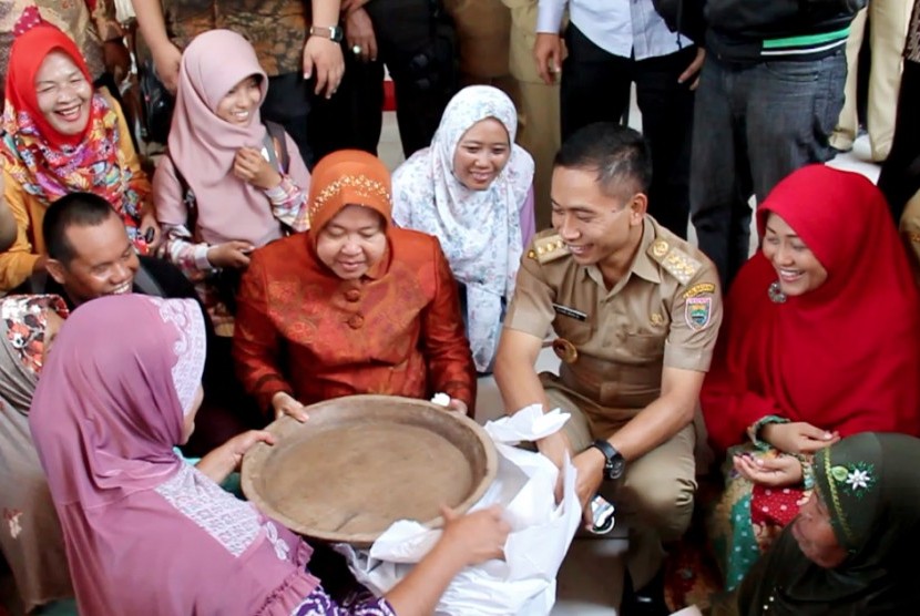 Walikota Surabaya Tri Rismaharini bersama warga Batang, Jawa Tengah
