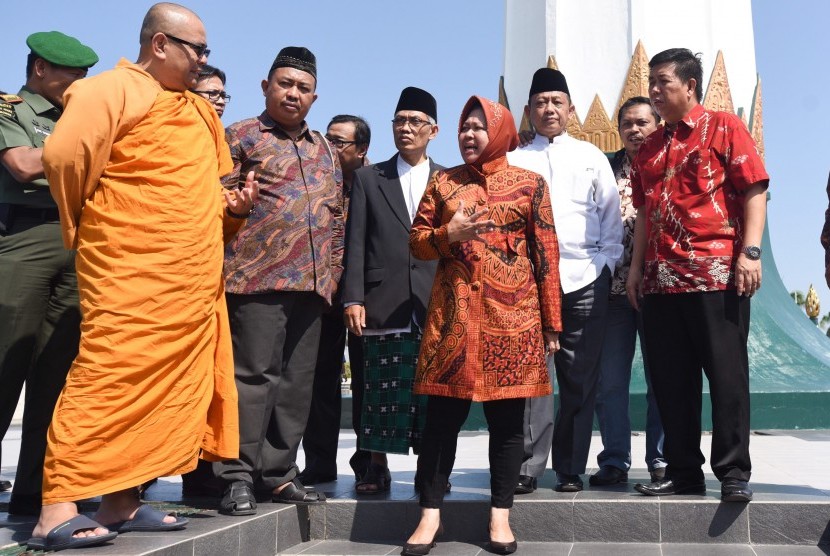 Walikota Surabaya Tri Rismaharini (ketiga kanan) berbincang dengan sejumlah perwakilan pemuka agama ketika pernyataan sikap bersama di Tugu Pahlawan, Surabaya, Jawa Timur, Jumat (24/7).