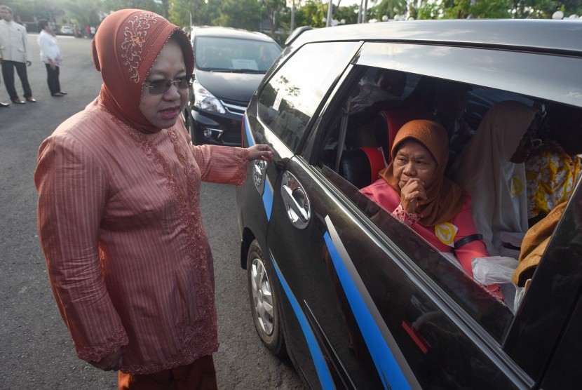 Walikota Surabaya Tri Rismaharini (kiri) berbincang dengan seorang warga yang terjaring razia Permasalahan Masyarakat Kesejahteraan Sosial (PMKS) selama bulan Ramadan saat akan dipulangkan ke daerah asalnya di Balaikota Surabaya, Jawa Timur, Rabu (22/7).