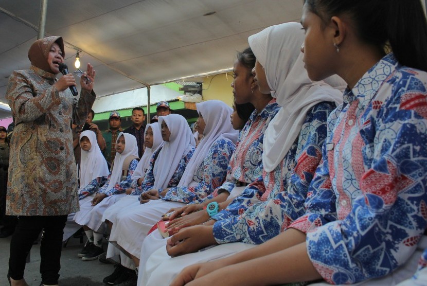 Walikota Surabaya Tri Rismaharini memberikan pencerahan kepada sejumlah siswi SMP di sela-sela Bakti Sosial Dengan Pelayanan Integrasi di Krembangan Surabaya, Jawa Timur, Kamis (21/5). 
