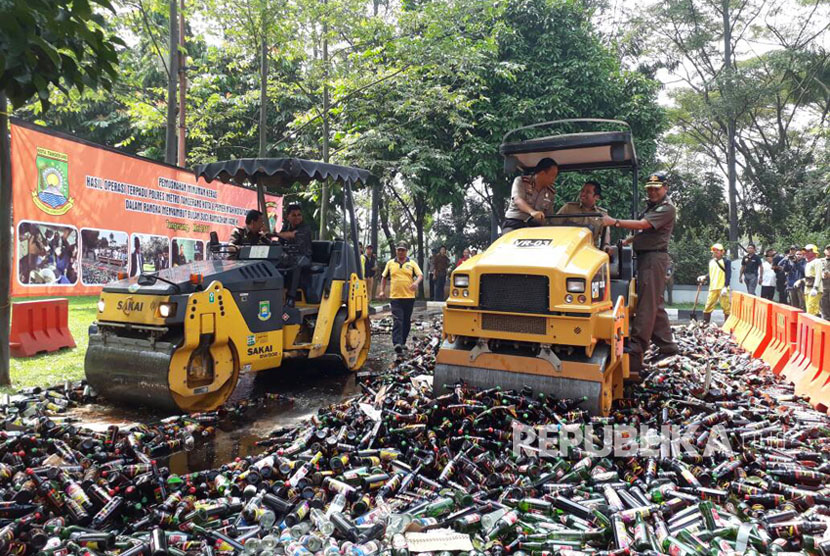 Satpol PP Tangerang Musnahkan 3.140 Botol Miras (ilustrasi).