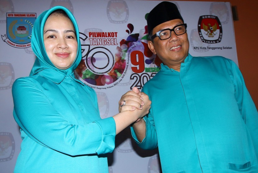 Walikota Tangerang Selatan Airin Rachmi Diany (kiri) bersama Wakil Walikota Benyamin Davnie (kanan) mendaftar ke Kantor KPU Tangsel sebagai Bakal Calon di Serpong, Tangsel, Banten, Senin (27/7).