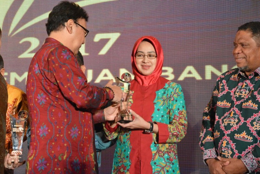 Walikota Tangerang Selatan (Tangsel) Airin Rachmi Diany mendapatkan Penghargaan Kepala Daerah Inovatif (KDI) 2017 yang diserahkan langsung oleh Menteri Dalam Negeri, Tjahjo Kumolo, di Hotel Westin Jakarta, Selasa Malam, (1/8).         