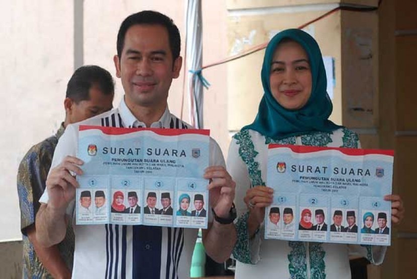   Wali Kota Tangsel  Airin Dahmayani (kanan) beserta suami Wawan (kiri). 