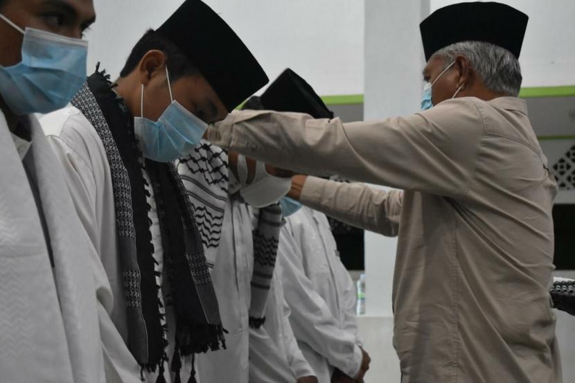  Walikota Ternate Dr H Burhan Abdurrahman  SH, MM memakaikan sorban kepada dai tangguh BMH yang akan dikirimkn ke beberapa daerah pedalaman  di Maluku Utara.