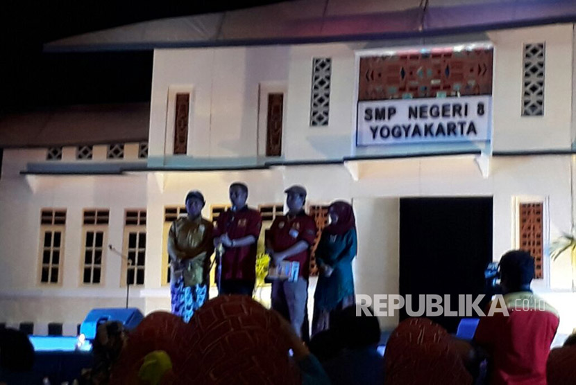  Walikota Yogyakarta Haryadi Suyuti dan Slamet Rahardjo saat menghadiri Temu Lintang Alumni SMPN 8 Yogyakarta angkatan 1960-2017 di Graha Sabha UGM , Ahad (8/10).