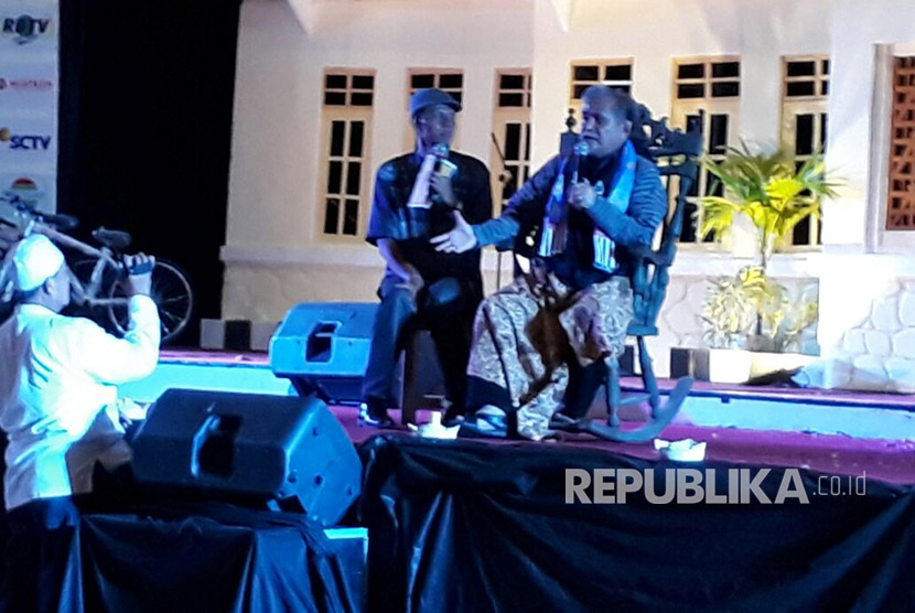 Walikota Yogyakarta Haryadi Suyuti dan Slamet Rahardjo saat menghadiri Temu Lintang Alumni SMPN 8 Yogyakarta angkatan 1960-2017 di Graha Sabha UGM , Ahad (8/10).