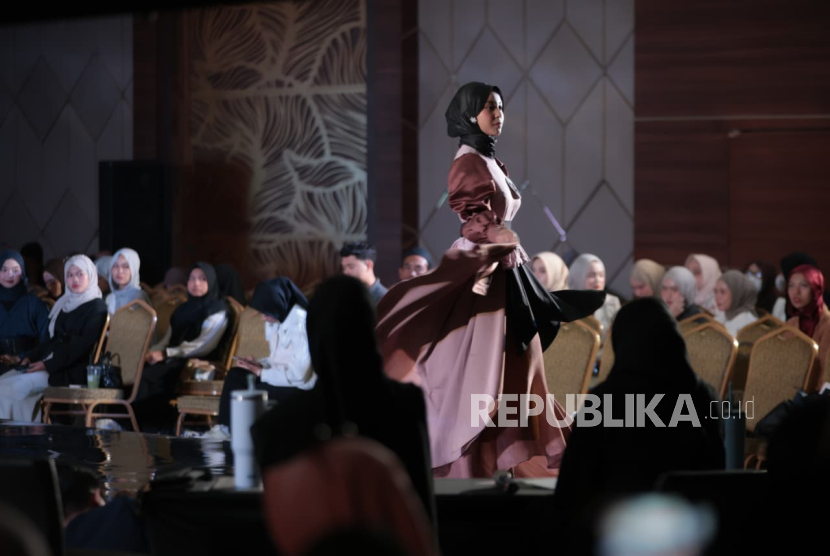 Walk of dream, sebuah fashion show yang melibatkan mahasiswa.