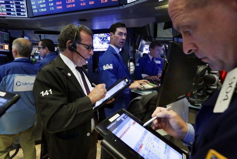 Saham-saham di Wall Street melemah tajam setelah aksi jual di akhir sesi pada penutupan perdagangan Rabu (18/11), saat investor mempertimbangkan lonjakan infeksi Covid-19. Memuncaknya lockdown juga menyebabkan kejatuhan Wall Street.