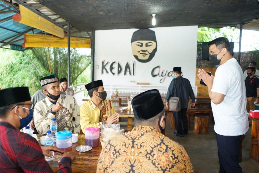 Walon Wali Kota Medan, Bobby Nasution (kanan) di hadapan para Dai atau ustaz-ustaz mubaligh di Kedai Ayah Jalan Langgar TB Simatupang Medan Sunggal, Sabtu (10/10).