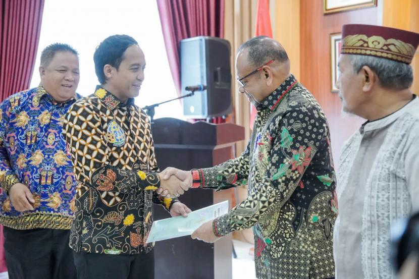Wamen ATR / BPN Raja Juli Antoni membagikan sertifikat wakaf di Papua Barat