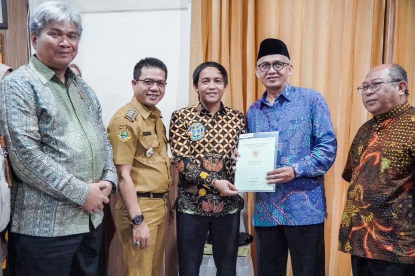 Wamen ATR/BPN Raja Juli Antoni, kembali menyerahkan sertifikat tanah kepada masyarakat