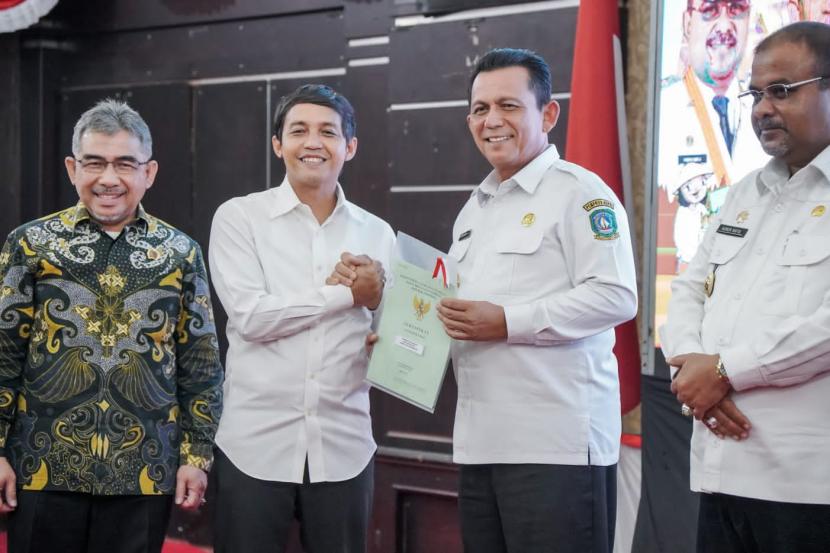 Wamen ATR/BPN Raja Juli Antoni menyerahkan 220 sertipikat tanah dari mulai Sertipikat Jembatan Batam-Bintan