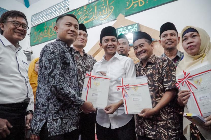 Wamen ATR/BPN Raja Juli Antoni saat melakukan kunjungan kerja untuk menyerahkan sertifiikat tanah lembaga keagamaan pada Kamis, (3/11/2022) di Masjid Az-Zahra.