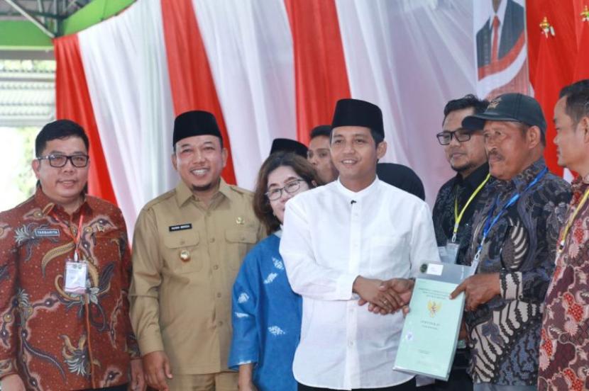 Wamen ATR/BPN saat menyerahkan sertifikat tanah di Riau.