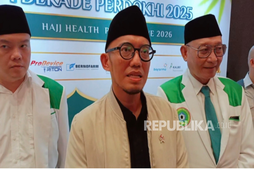 Wamen Haji dan Umrah Dahnil Anzar Simanjuntak (tengah)