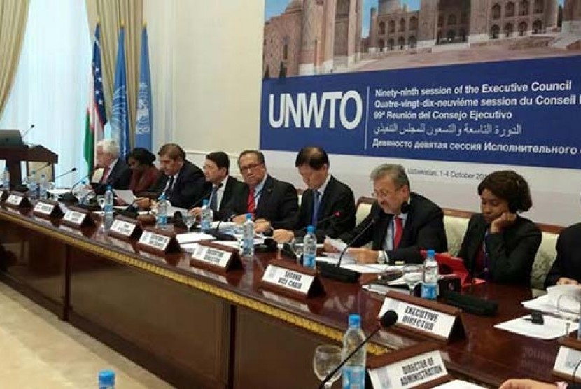 Wamen Parekraf Sapta Nirwandar (5 dari kiri) saat memimpin sidang Dewan Eksekutif ke-99 United Nations World Tourism Organization (UNWTO) di Samarkand, Uzbekistan