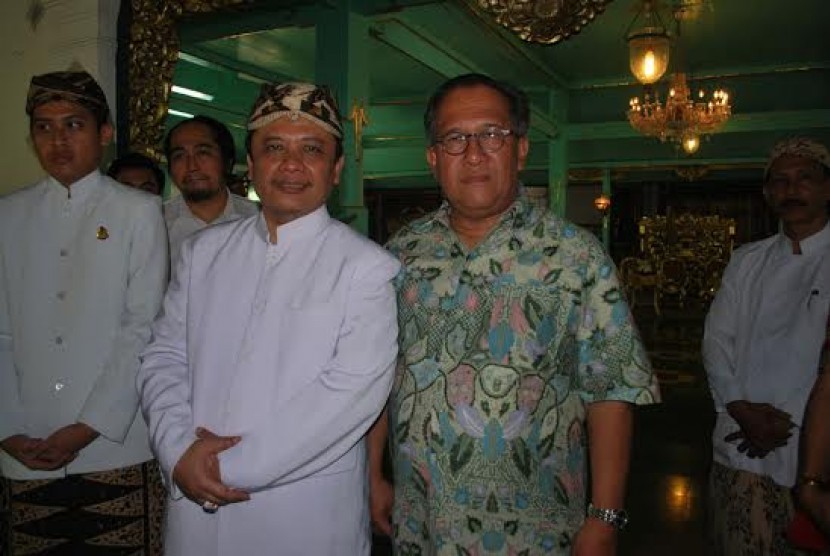 Wamen Parekraf Sapta Nirwandar bersama Sultan Sepuh XIV Keraton Kasepuhan Cirebon PRA Arief Natadiningrat S