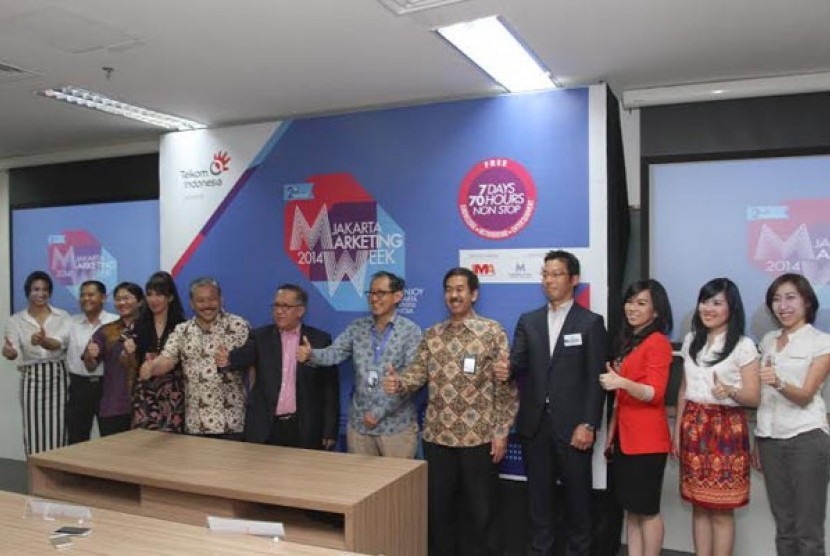 Wamen Parekraf Sapta Nirwandar (enam dari kiri), Hermawan Kartajaya (tujuh dari kiri) dalam jumpa pers Jakarta Marketing Week 2014